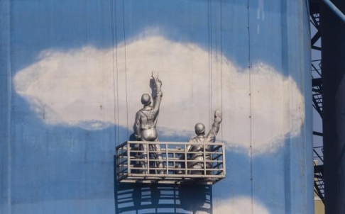 WELDED STEEL STORAGE TANKS DON'T HAVE TO BE BLAH -Bejiing statue tank painting